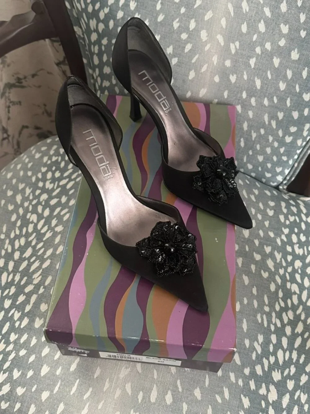 Moda Black Embellished Pointed-Toe Pumps – Size 6